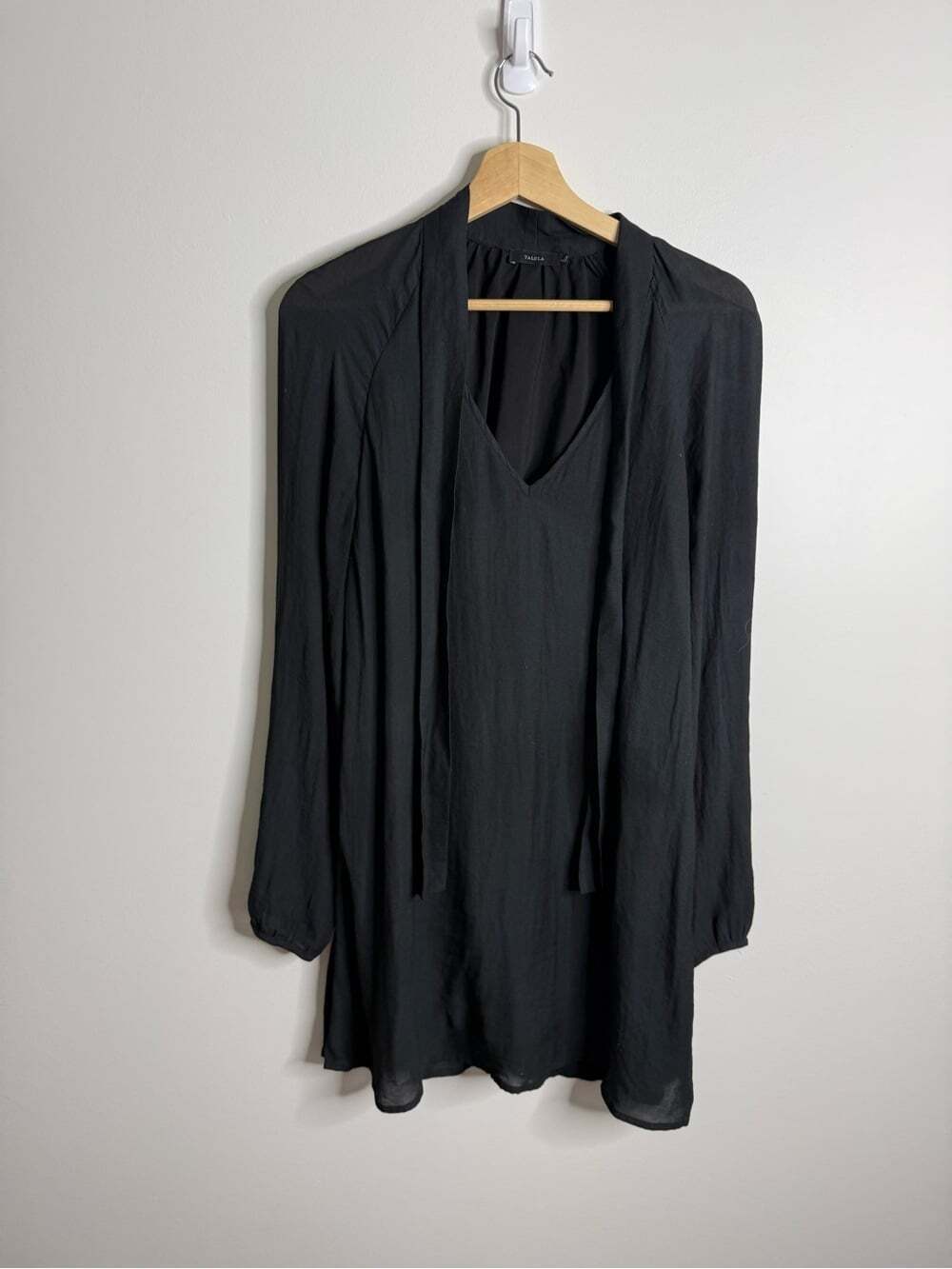 Talula Black Long Sleeve V-Neck Mini Dress size large aritzia